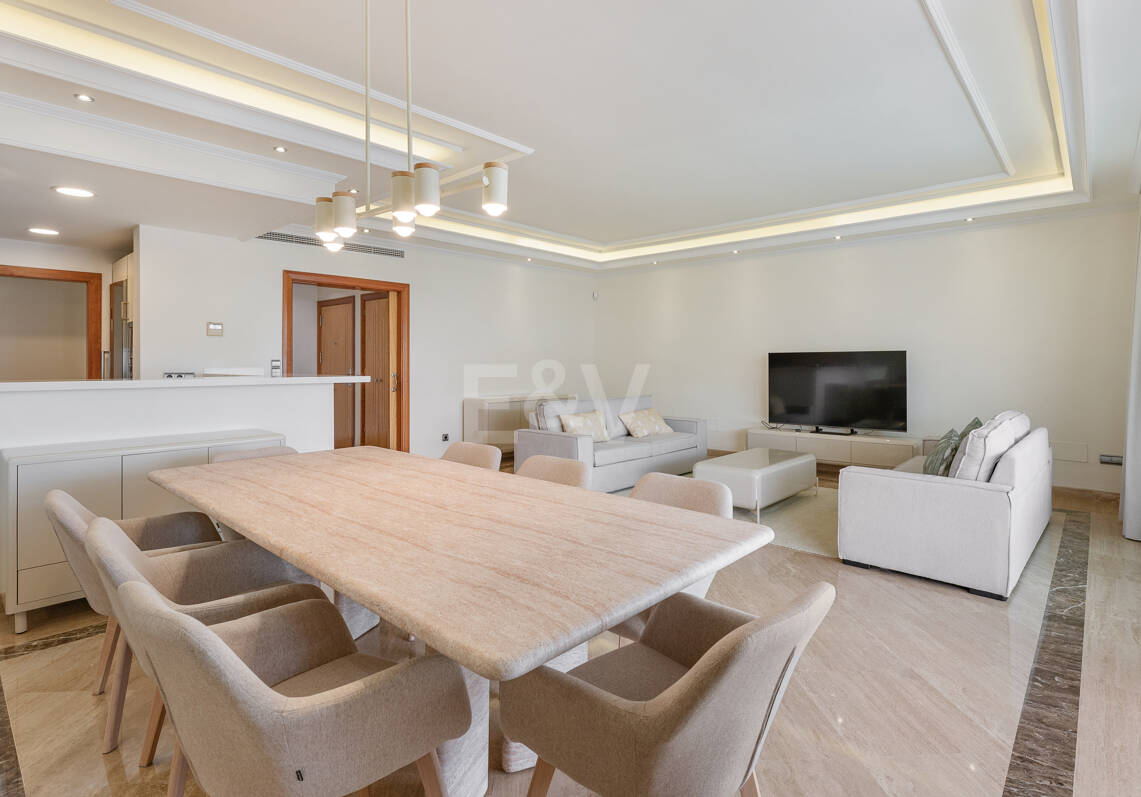 Elegante Wohnung in Marbellas günstigster Strandlage zwischen Nueva Andalucía und San Pedro de Alcántara