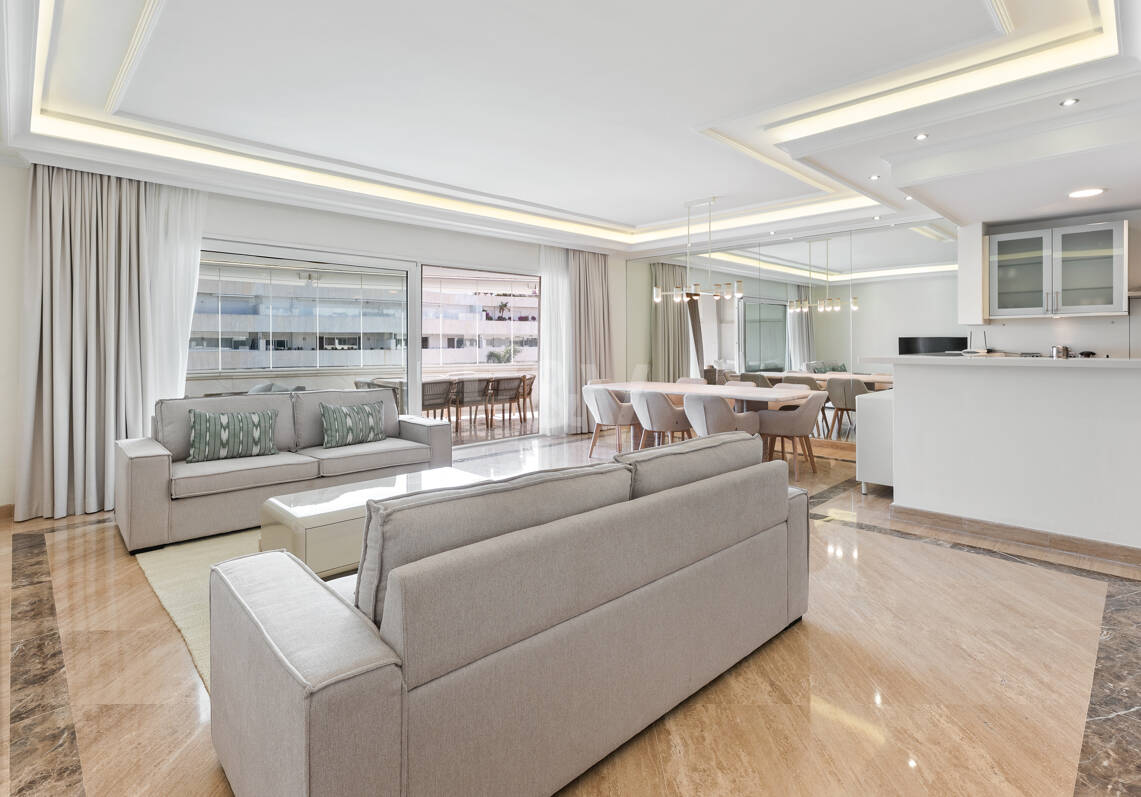 Elegante Wohnung in Marbellas günstigster Strandlage zwischen Nueva Andalucía und San Pedro de Alcántara