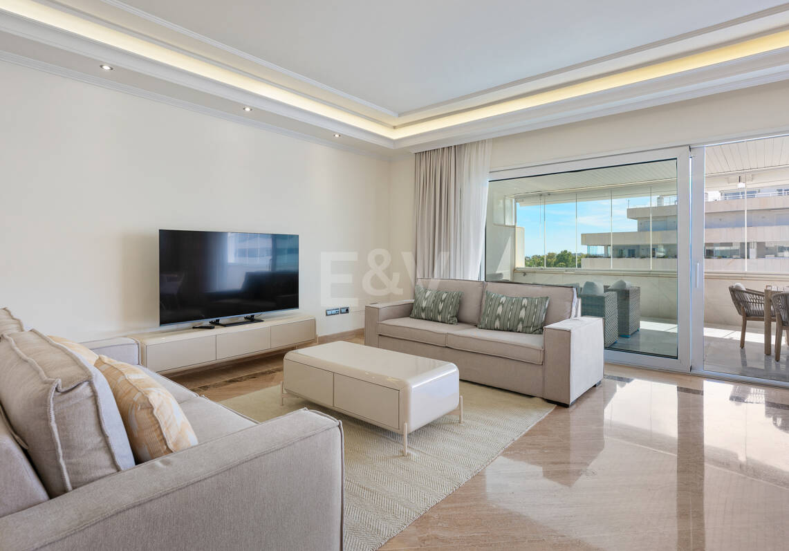 Elegante Wohnung in Marbellas günstigster Strandlage zwischen Nueva Andalucía und San Pedro de Alcántara