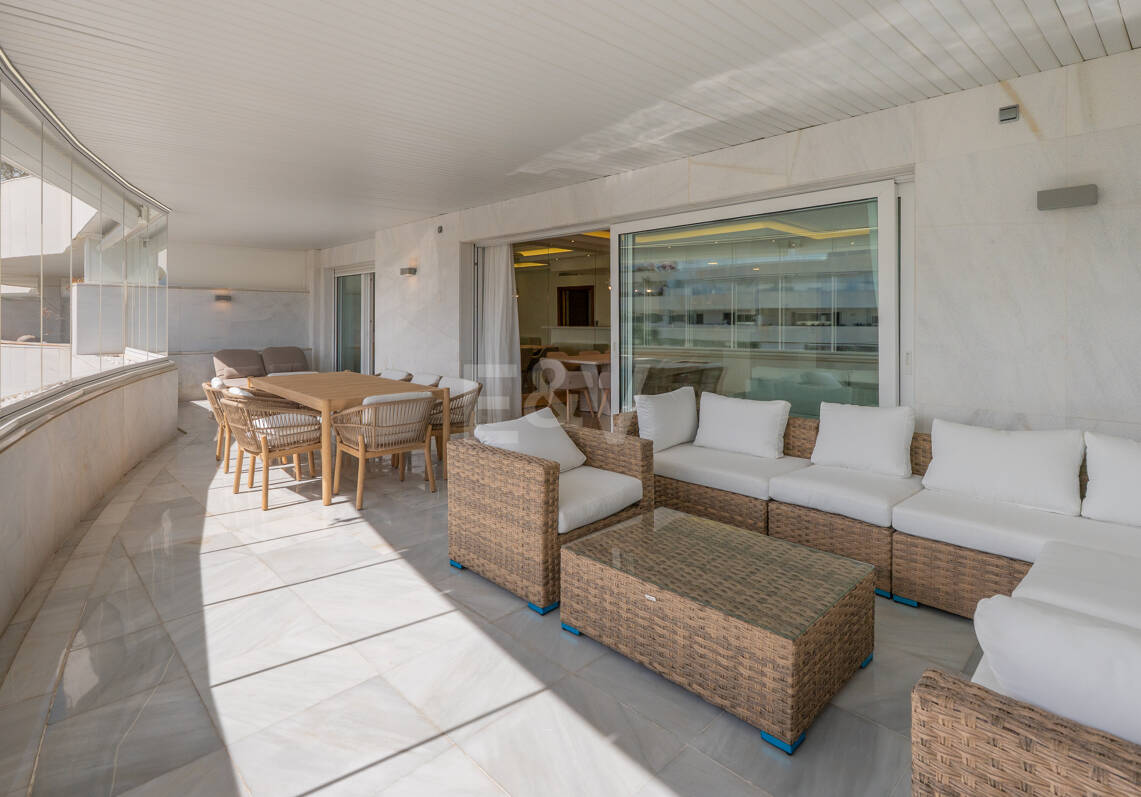 Elegante Wohnung in Marbellas günstigster Strandlage zwischen Nueva Andalucía und San Pedro de Alcántara