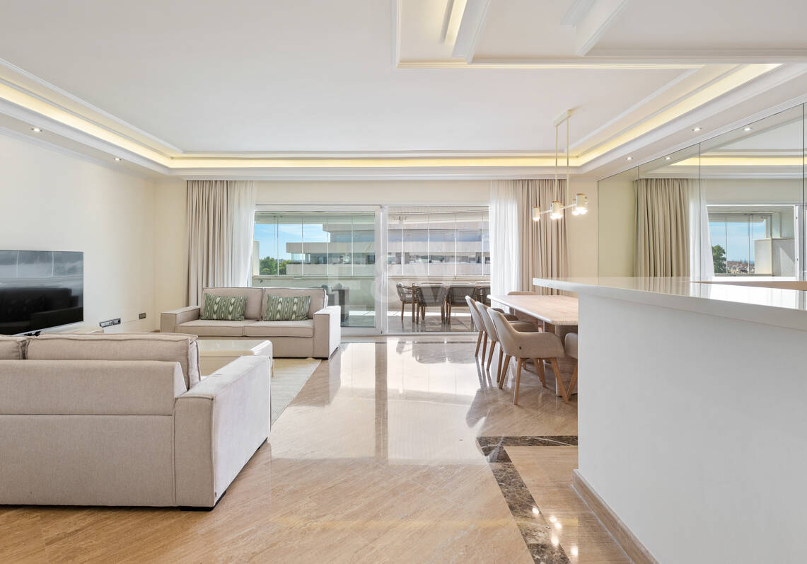 Elegante Wohnung in Marbellas günstigster Strandlage zwischen Nueva Andalucía und San Pedro de Alcántara