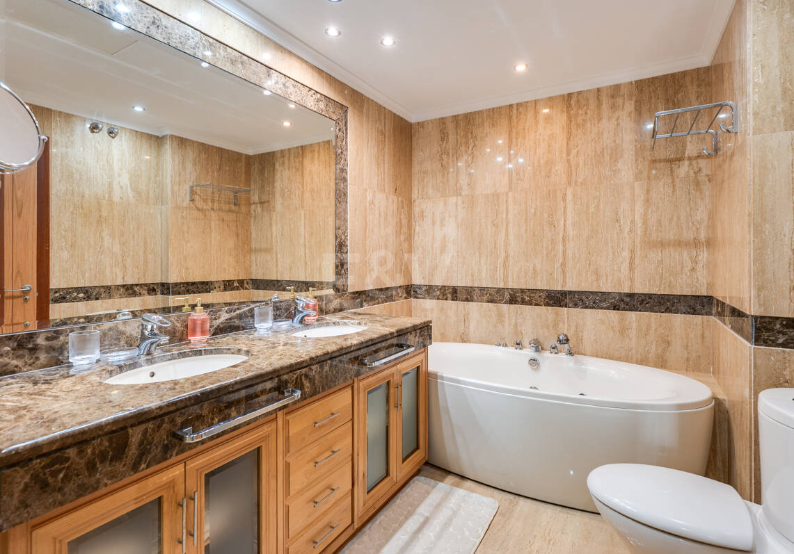 Elegante Wohnung in Marbellas günstigster Strandlage zwischen Nueva Andalucía und San Pedro de Alcántara
