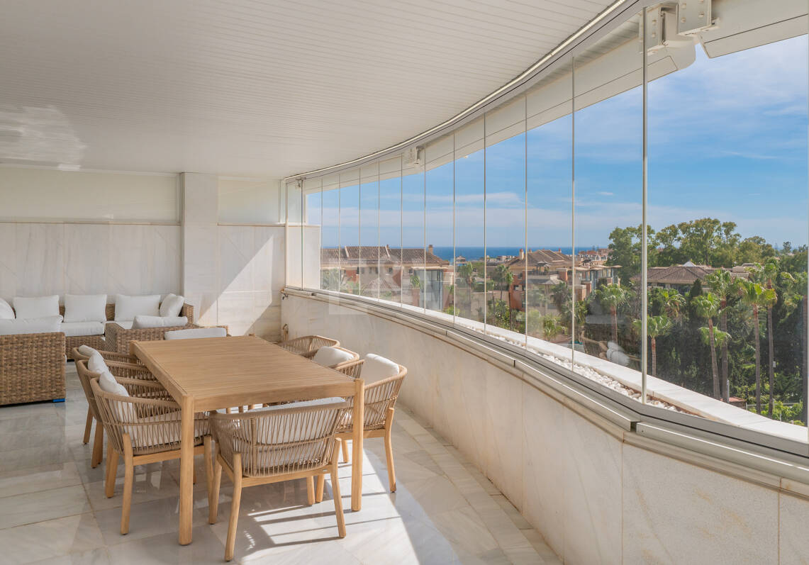 Elegante Wohnung in Marbellas günstigster Strandlage zwischen Nueva Andalucía und San Pedro de Alcántara
