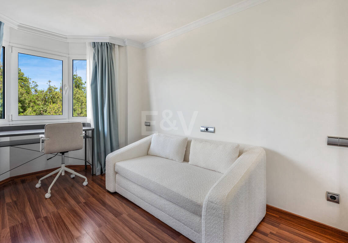 Elegante Wohnung in Marbellas günstigster Strandlage zwischen Nueva Andalucía und San Pedro de Alcántara