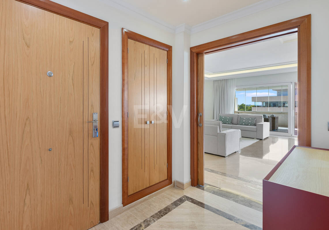 Elegante Wohnung in Marbellas günstigster Strandlage zwischen Nueva Andalucía und San Pedro de Alcántara