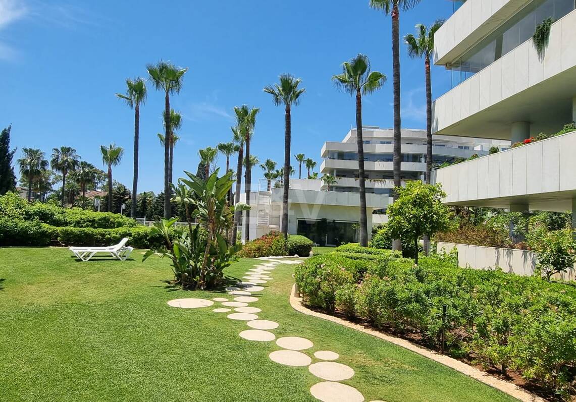 Elegante Wohnung in Marbellas günstigster Strandlage zwischen Nueva Andalucía und San Pedro de Alcántara