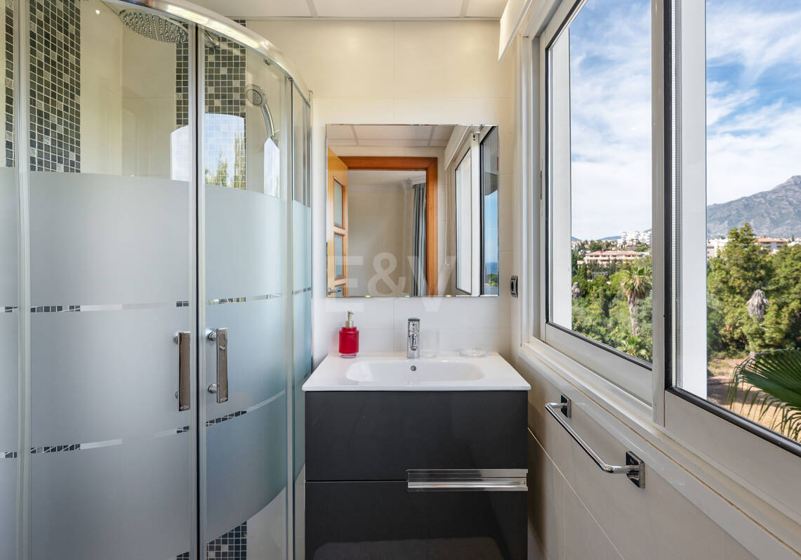 Elegante Wohnung in Marbellas günstigster Strandlage zwischen Nueva Andalucía und San Pedro de Alcántara