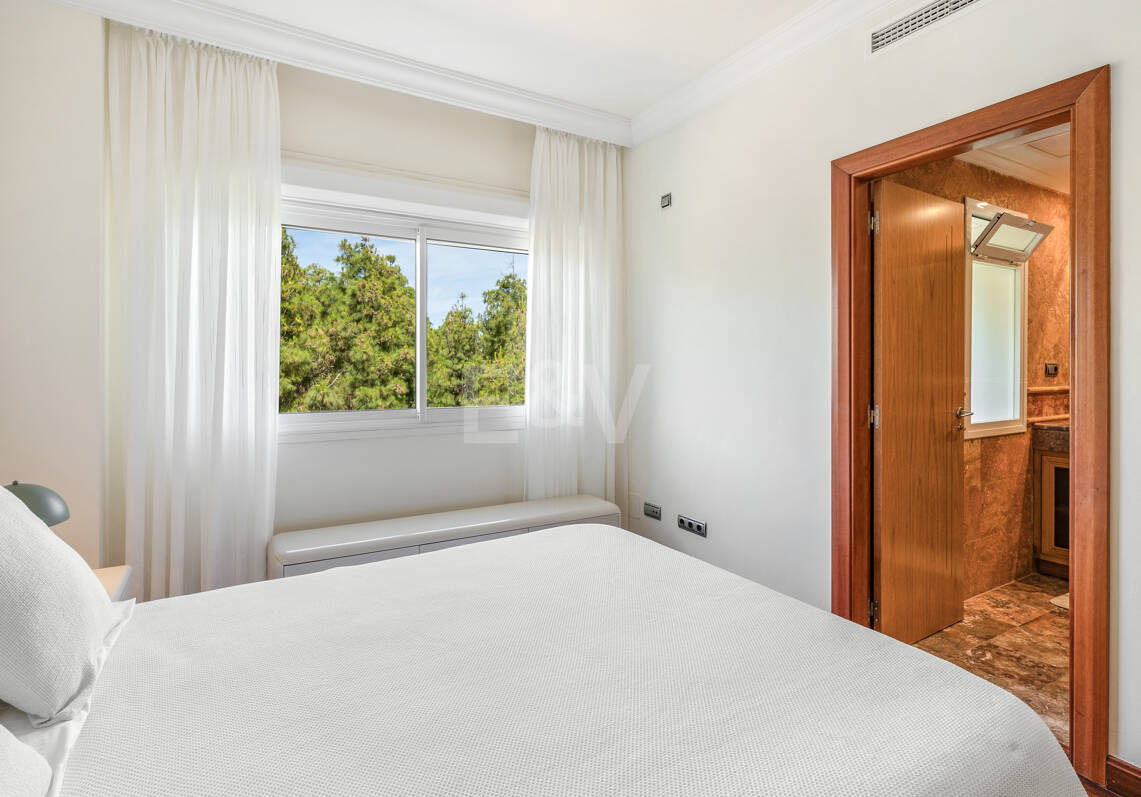Elegante Wohnung in Marbellas günstigster Strandlage zwischen Nueva Andalucía und San Pedro de Alcántara