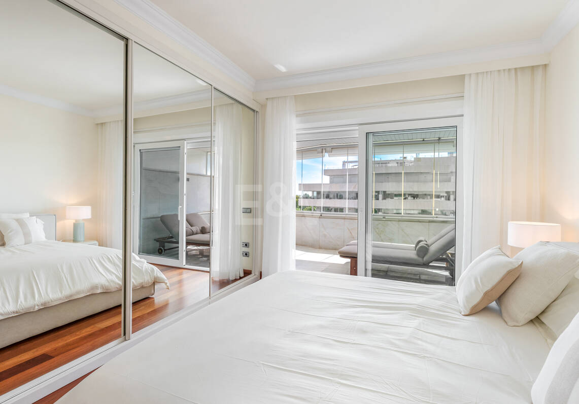 Elegante Wohnung in Marbellas günstigster Strandlage zwischen Nueva Andalucía und San Pedro de Alcántara