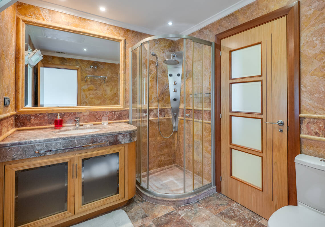 Elegante Wohnung in Marbellas günstigster Strandlage zwischen Nueva Andalucía und San Pedro de Alcántara