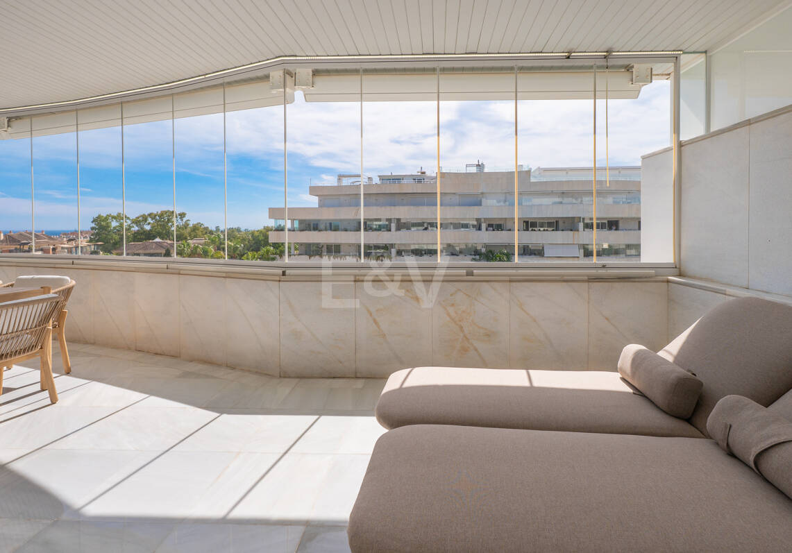 Elegante Wohnung in Marbellas günstigster Strandlage zwischen Nueva Andalucía und San Pedro de Alcántara