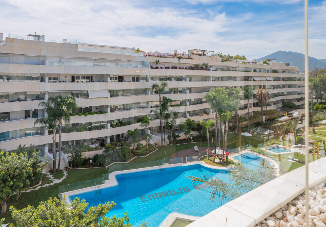 Elegante Wohnung in Marbellas günstigster Strandlage zwischen Nueva Andalucía und San Pedro de Alcántara