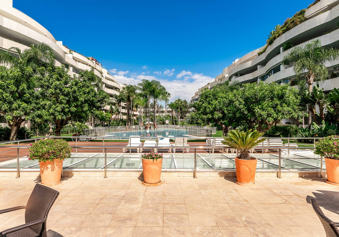 Elegante Wohnung in Marbellas günstigster Strandlage zwischen Nueva Andalucía und San Pedro de Alcántara
