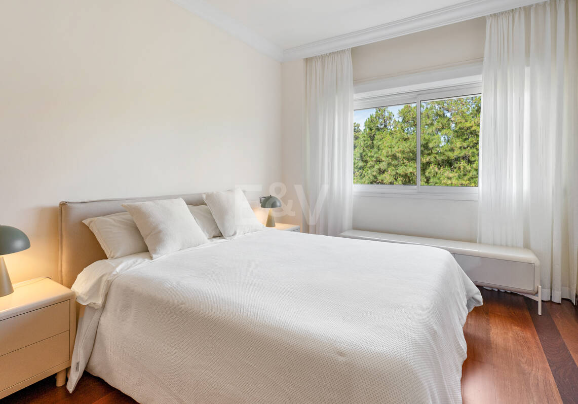 Elegante Wohnung in Marbellas günstigster Strandlage zwischen Nueva Andalucía und San Pedro de Alcántara