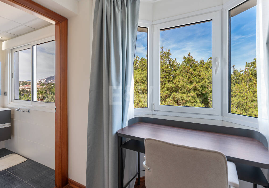 Elegante Wohnung in Marbellas günstigster Strandlage zwischen Nueva Andalucía und San Pedro de Alcántara