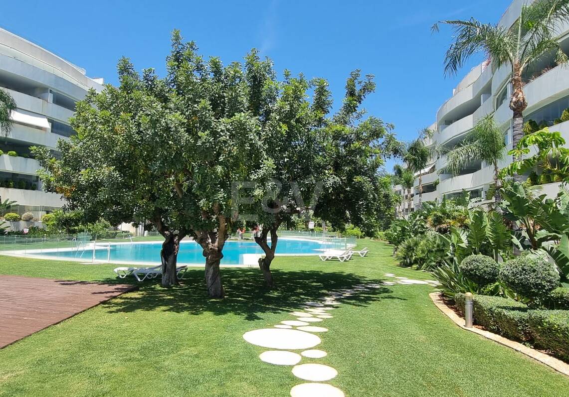 Elegante Wohnung in Marbellas günstigster Strandlage zwischen Nueva Andalucía und San Pedro de Alcántara