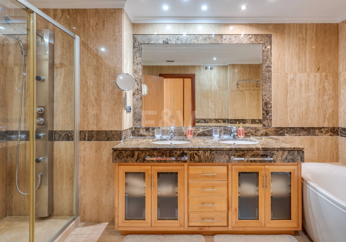 Elegante Wohnung in Marbellas günstigster Strandlage zwischen Nueva Andalucía und San Pedro de Alcántara
