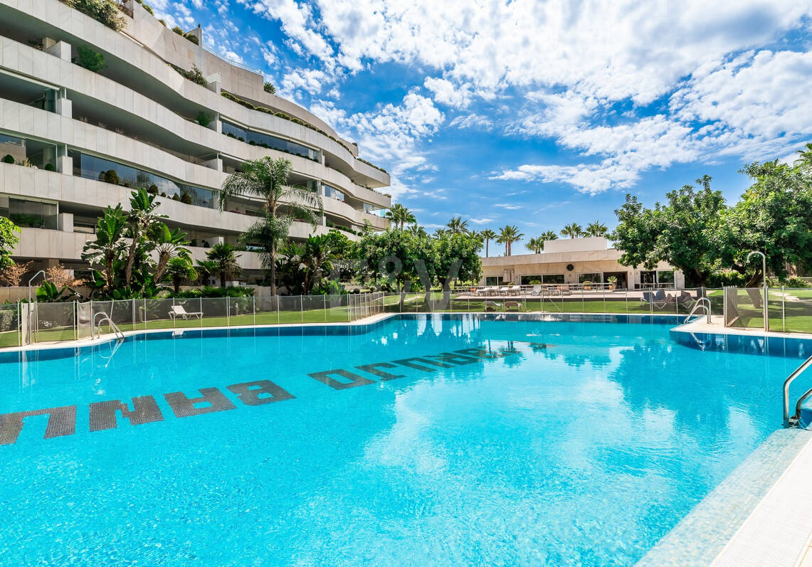 Elegante Wohnung in Marbellas günstigster Strandlage zwischen Nueva Andalucía und San Pedro de Alcántara