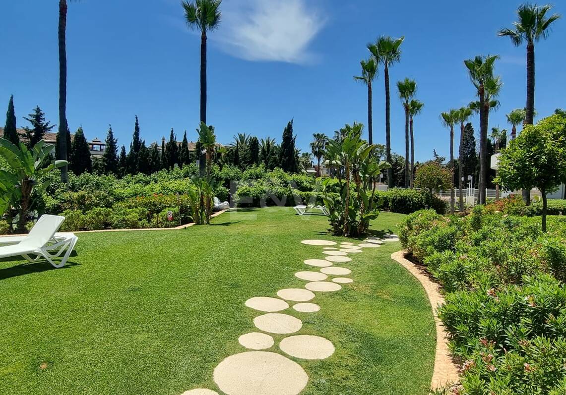 Elegante Wohnung in Marbellas günstigster Strandlage zwischen Nueva Andalucía und San Pedro de Alcántara