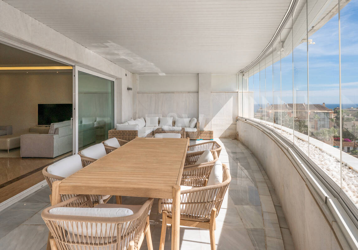 Elegante Wohnung in Marbellas günstigster Strandlage zwischen Nueva Andalucía und San Pedro de Alcántara