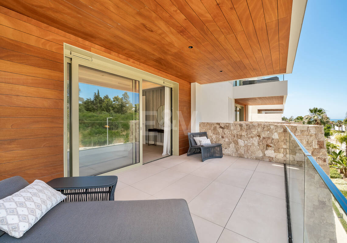 Elegancia contemporánea en Benalús: una dirección privilegiada junto a la playa en Marbella