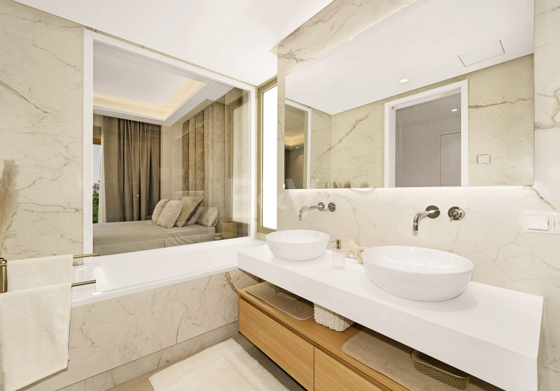 Elegancia contemporánea en Benalús: una dirección privilegiada junto a la playa en Marbella