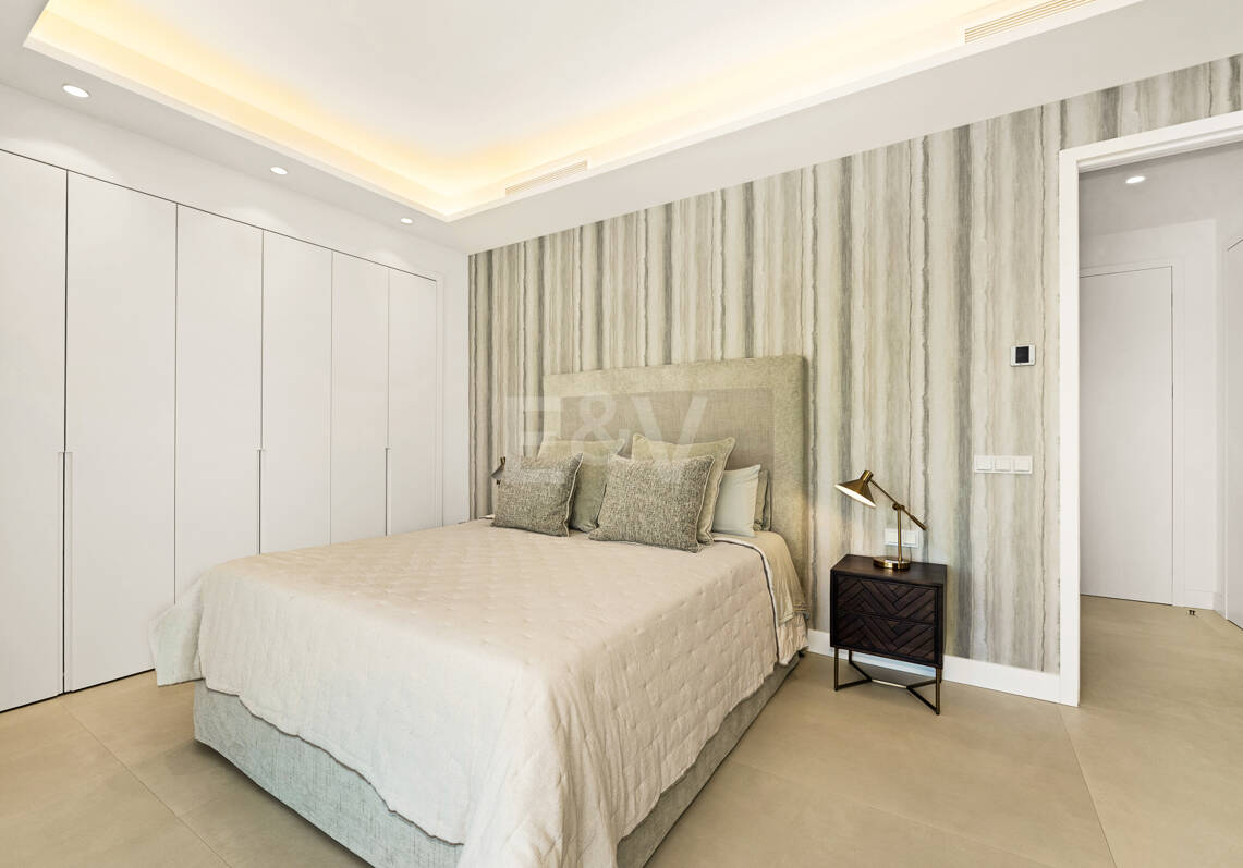 Elegancia contemporánea en Benalús: una dirección privilegiada junto a la playa en Marbella