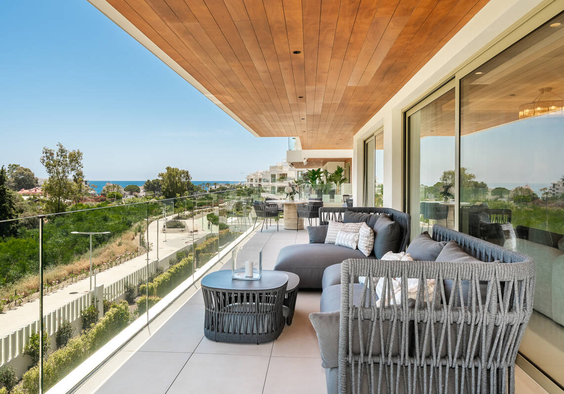 Elegancia contemporánea en Benalús: una dirección privilegiada junto a la playa en Marbella