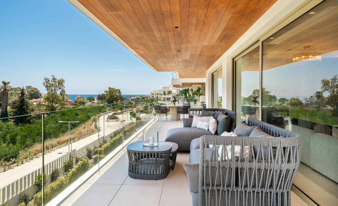 Located within the prestigious Benalús development, in the heart of Marbella’s Golden Mile, this exceptional second-floor apartment represents one of...