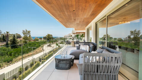Elegancia contemporánea en Benalús: una dirección privilegiada junto a la playa en Marbella