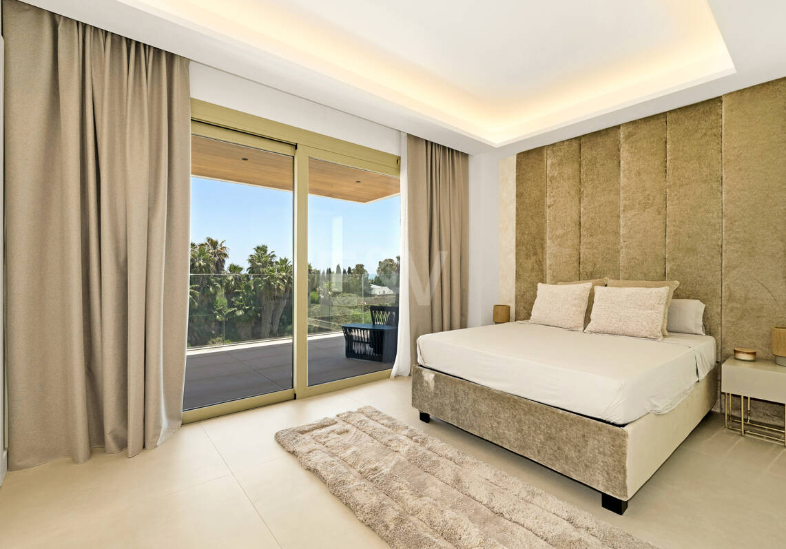Elegancia contemporánea en Benalús: una dirección privilegiada junto a la playa en Marbella
