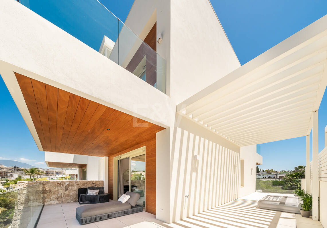 Elegancia contemporánea en Benalús: una dirección privilegiada junto a la playa en Marbella