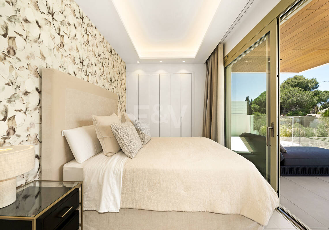 Elegancia contemporánea en Benalús: una dirección privilegiada junto a la playa en Marbella