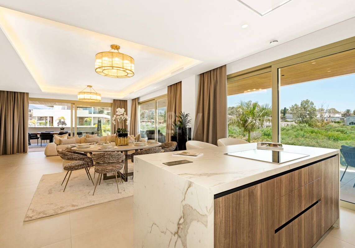 Elegancia contemporánea en Benalús: una dirección privilegiada junto a la playa en Marbella