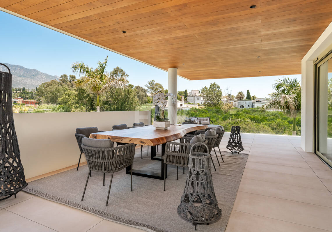 Elegancia contemporánea en Benalús: una dirección privilegiada junto a la playa en Marbella