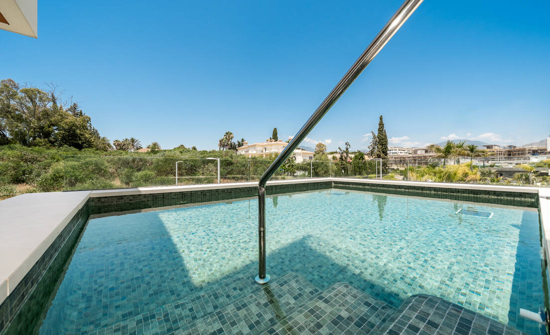 Luksusowe życie w Benalús - najbardziej ekskluzywny adres plaży Marbella