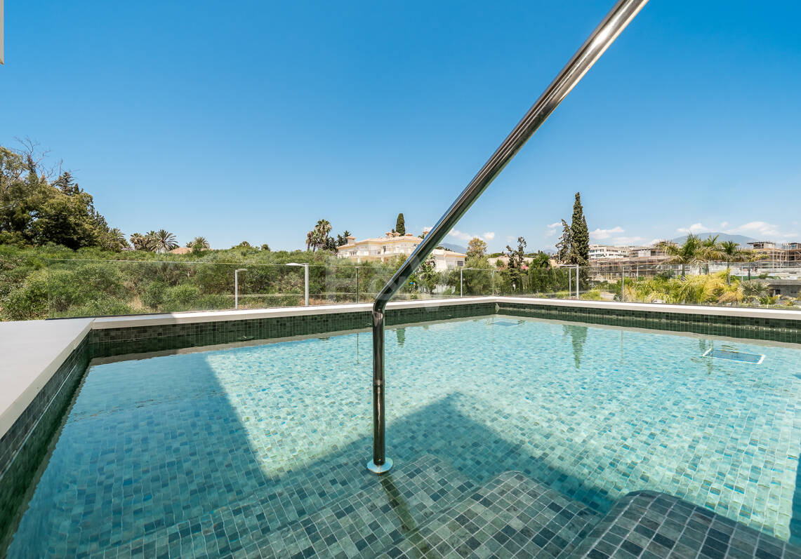 Elegancia contemporánea en Benalús: una dirección privilegiada junto a la playa en Marbella
