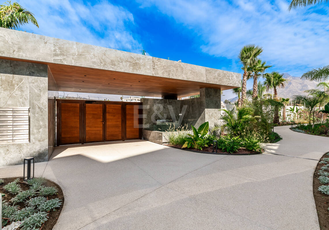 Elegancia contemporánea en Benalús: una dirección privilegiada junto a la playa en Marbella