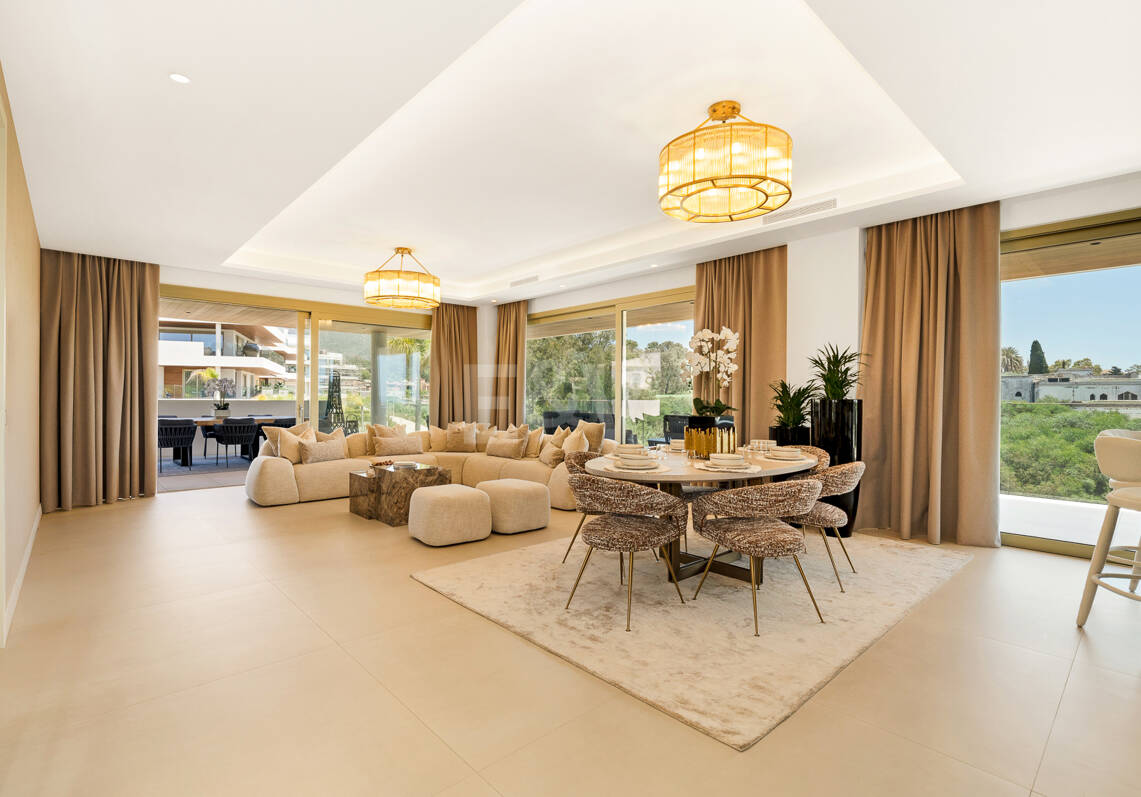 Elegancia contemporánea en Benalús: una dirección privilegiada junto a la playa en Marbella