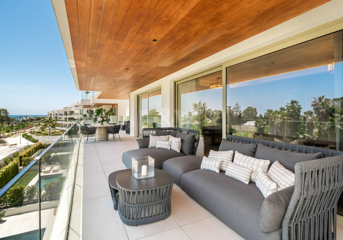 Elegancia contemporánea en Benalús: una dirección privilegiada junto a la playa en Marbella