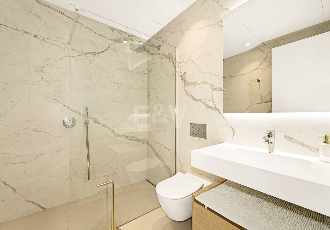 Elegancia contemporánea en Benalús: una dirección privilegiada junto a la playa en Marbella