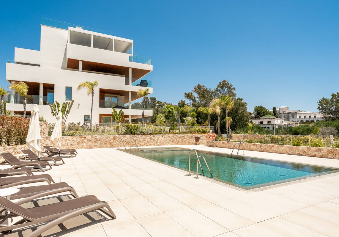 Elegancia contemporánea en Benalús: una dirección privilegiada junto a la playa en Marbella