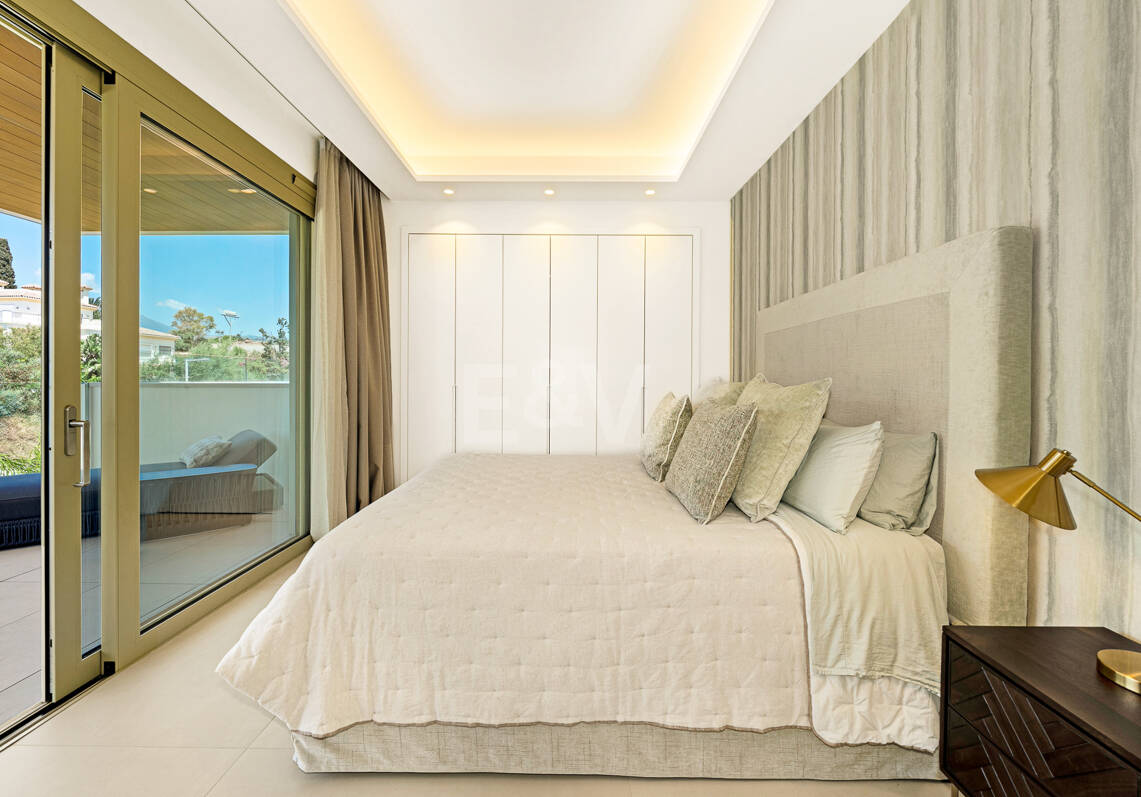 Elegancia contemporánea en Benalús: una dirección privilegiada junto a la playa en Marbella