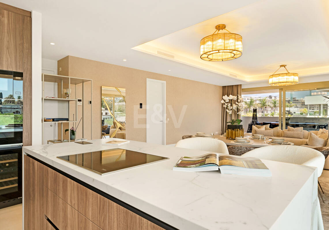 Elegancia contemporánea en Benalús: una dirección privilegiada junto a la playa en Marbella