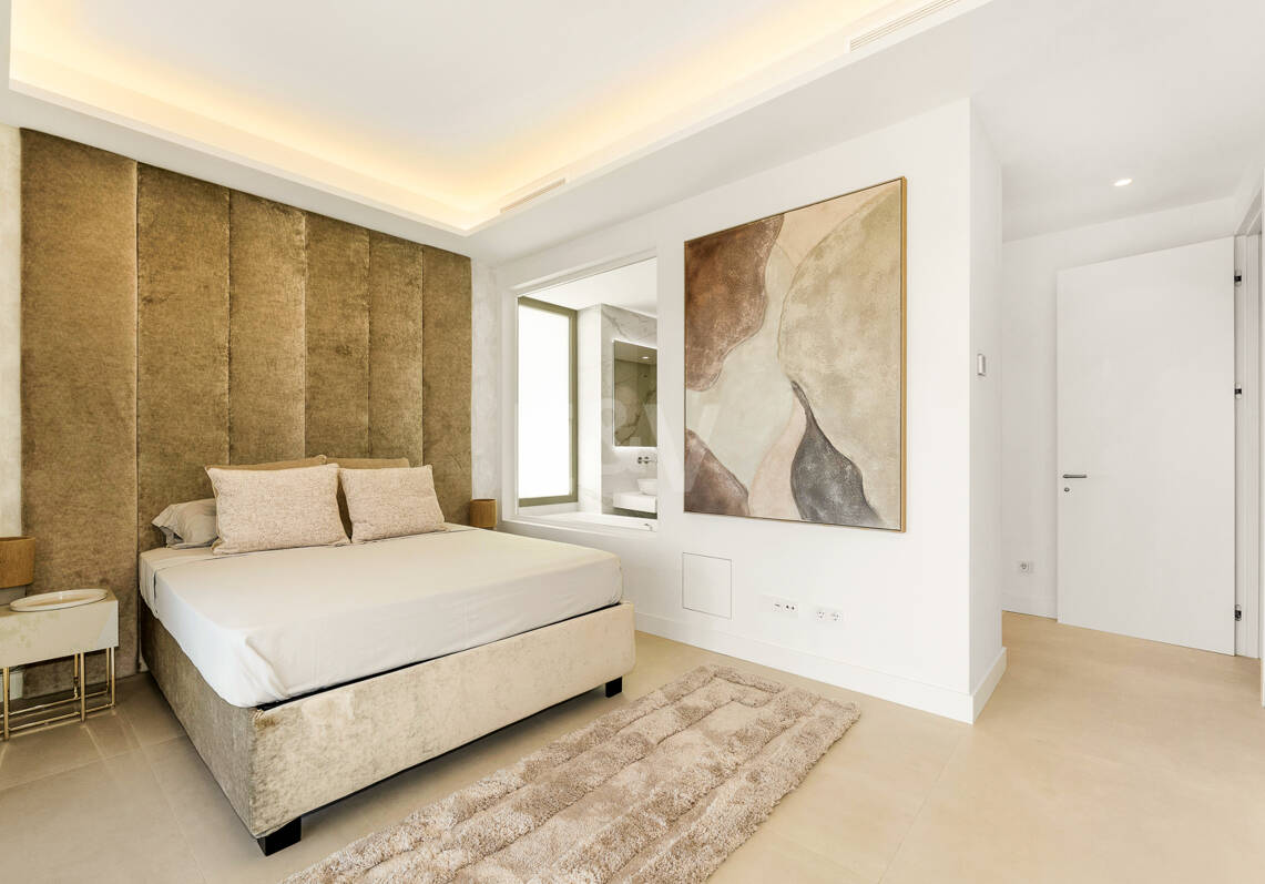 Elegancia contemporánea en Benalús: una dirección privilegiada junto a la playa en Marbella