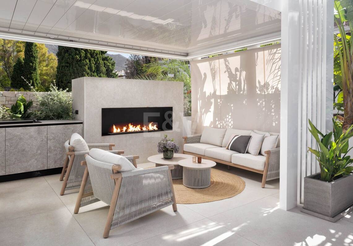 Ático dúplex modernizado con espectacular rooftop terrace en la Milla de Oro de Marbella
