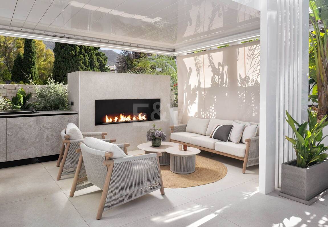 Beautifully Modernized Duplex Penthouse with Rooftop Terrace on Marbella’s Golden Mile