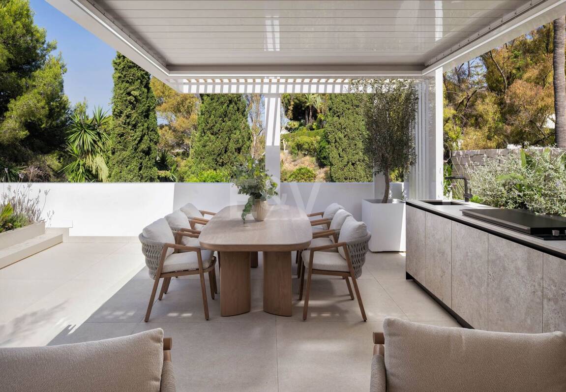 Beautifully Modernized Duplex Penthouse with Rooftop Terrace on Marbella’s Golden Mile