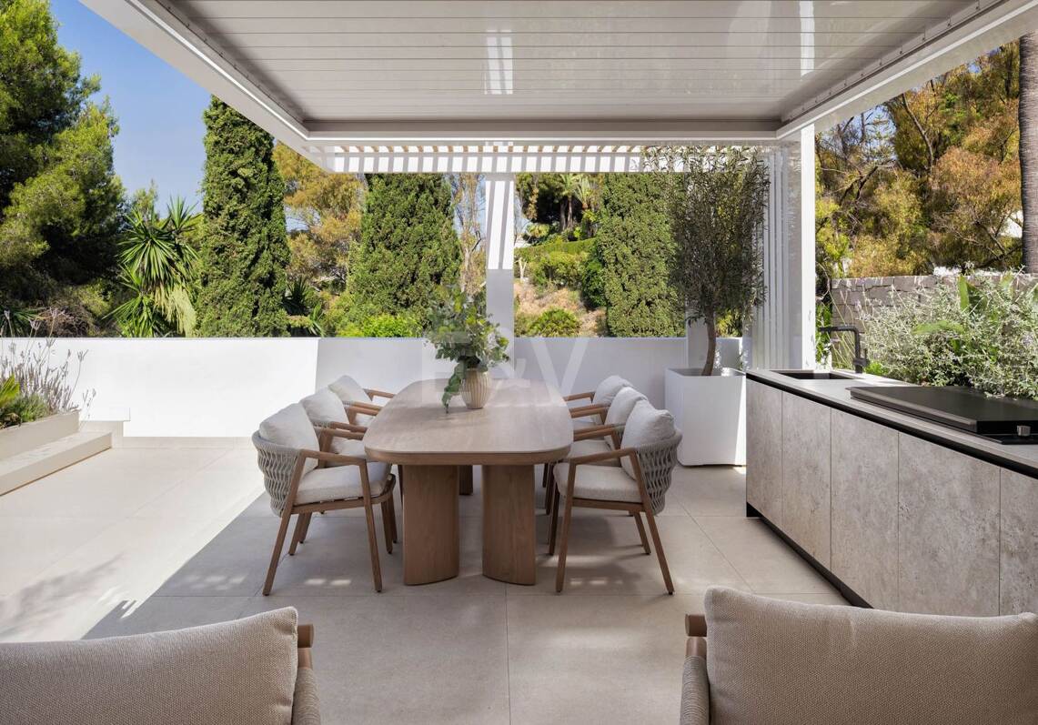 Ático dúplex modernizado con espectacular rooftop terrace en la Milla de Oro de Marbella