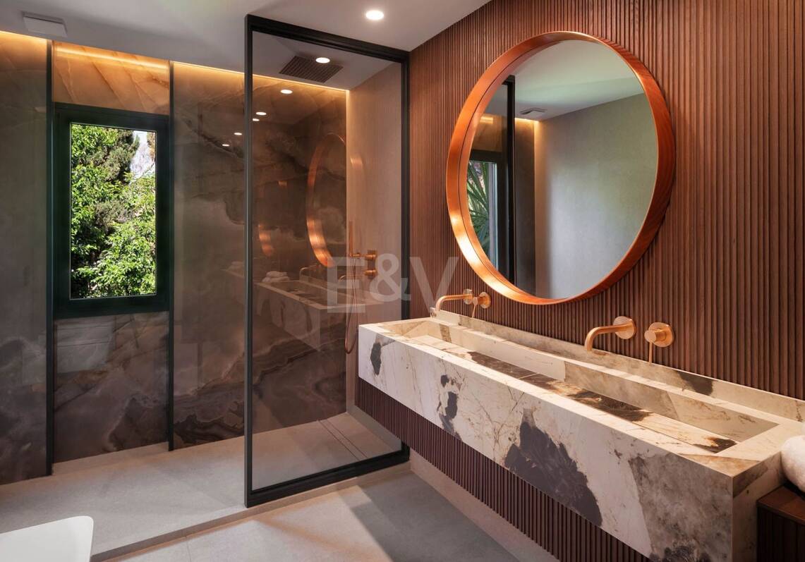 Ático dúplex modernizado con espectacular rooftop terrace en la Milla de Oro de Marbella
